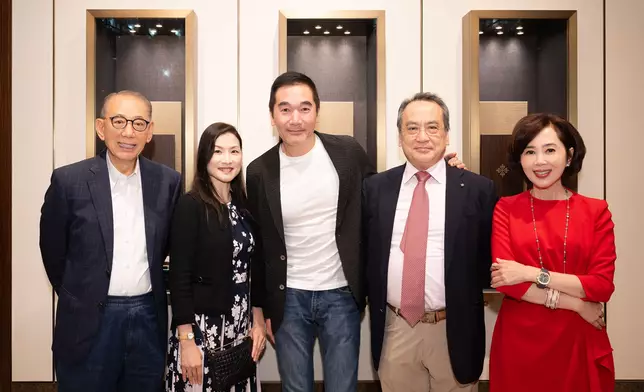 得悉方中信特別鍾情百達翡麗，英皇集團主席楊受成博士（左一）、英皇鐘錶珠寶主席楊諾思女士（右一）、百達翡麗香港有限公司董事總經理劉玉麟先生（右二）及百達翡麗香港有限公司市場部經理梁淑儀女士（左二）特別邀請其到場觀賞名錶。