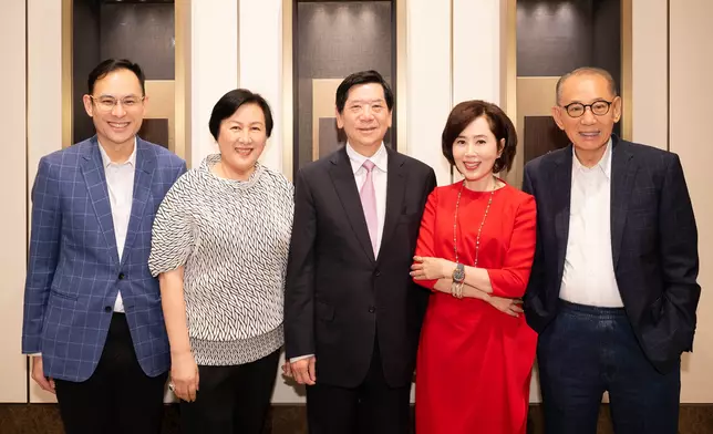 英皇集團主席楊受成博士（右一）與夫人陸小曼女士（左二）、英皇集團副主席楊政龍先生（左一）及英皇鐘錶珠寶主席楊諾思女士（右二），與友邦保險（國際）有限公司區域執行總監及榮譽顧問容永祺先生（中）一同合照 。