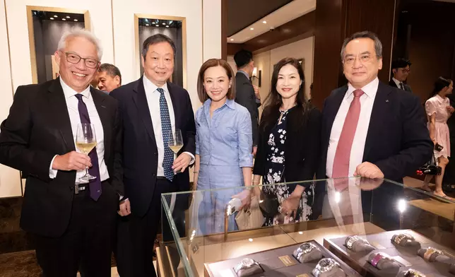 英皇資本集團主席楊玳詩女士（中）邀得香港證監會主席黃天祐博士（左二）及 消費者委員會主席陳錦榮先生（左一）出席英皇鐘錶珠寶 全新百達翡麗專門店 開幕禮，並與百達翡麗香港有限公司董事總經理劉玉麟先生（右一）及百達翡麗香港有限公司市場部經理梁淑儀女士（右二）一同合影。