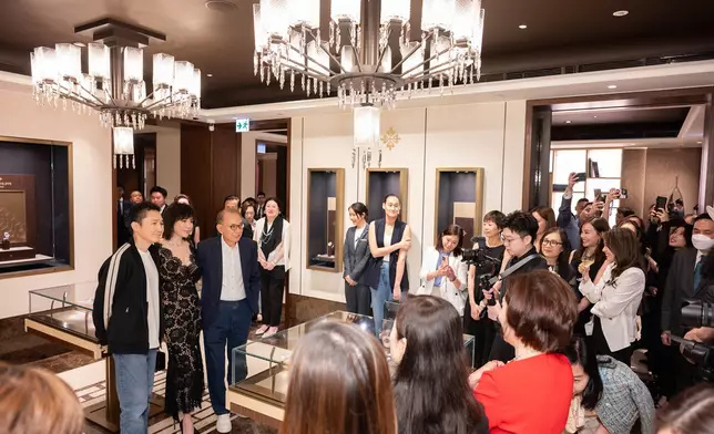 英皇集團主席楊受成博士邀得梁朝偉及劉嘉玲親臨 英皇鐘錶珠寶 全新百達翡麗專門店 觀賞名錶，賓客紛紛舉機拍照，店內氣氛熾熱。