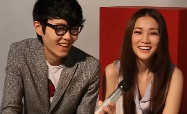 二人在相同都在笑。