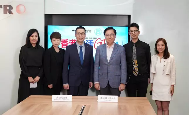 「香港生活GPS」港漂新節目早前進行簽約儀式 ,新城廣播有限公司與進橋基金雙方代表合照。