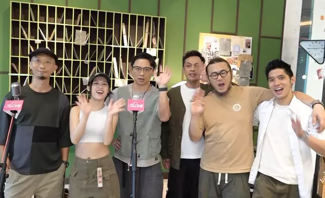 與Winka合唱兩年前的合唱作品《異人之野望》。