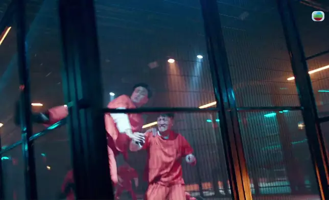 Bosco一嘢就跳咗上去個鐵絲網度，勁好腰力！