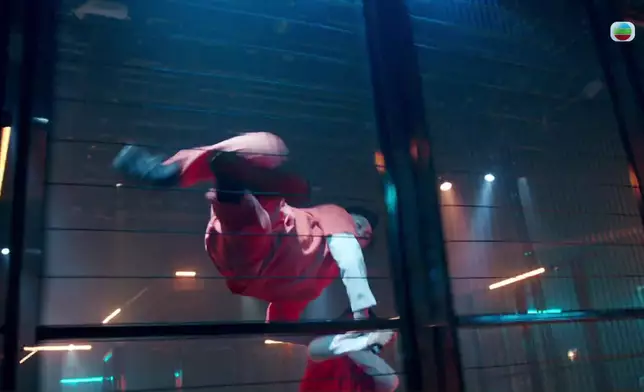 Bosco一嘢就跳咗上去個鐵絲網度，勁好腰力！