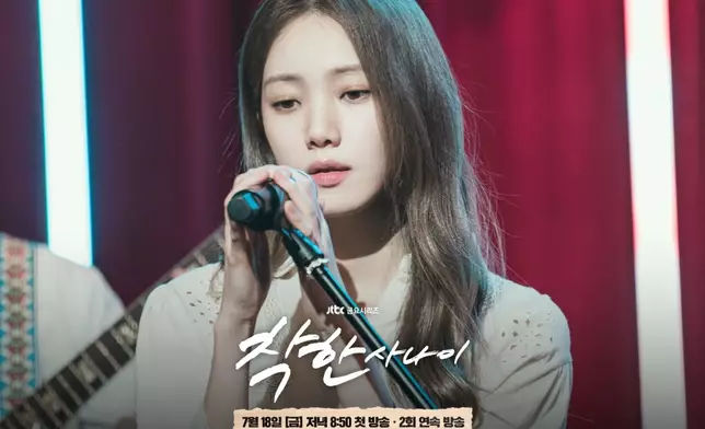 李聖經飾演擁有實力的追夢歌手姜美英。JTBC Drama圖片