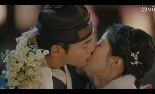 車善策（徐玄飾）和李繁（玉澤演飾）偷偷成婚。黃Viu提供圖片