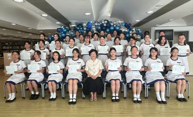 女拔校方恭賀同學取得好成績。巴士的報記者攝