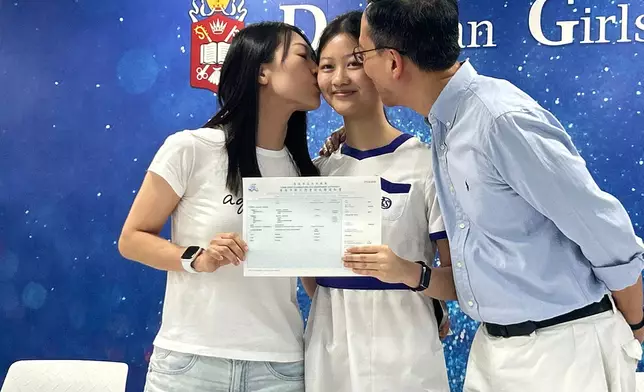 黃穎妍父母祝賀女兒取得好成績。巴士的報記者攝
