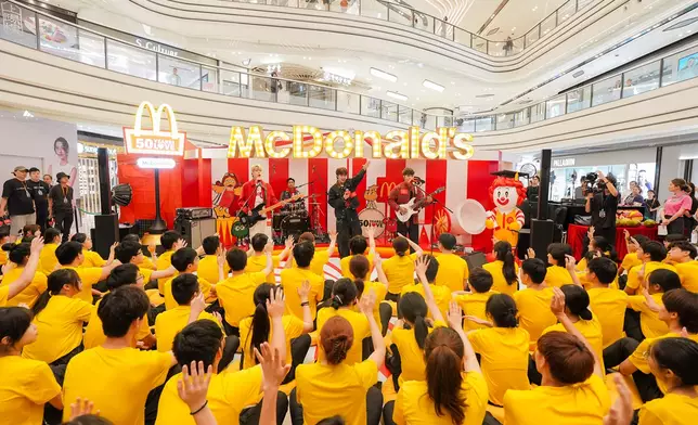 新晉樂隊ROVER擔任麥當勞DSE應援團團長，以以過來人身分勉勵應屆考生，為全港DSE學生打氣。