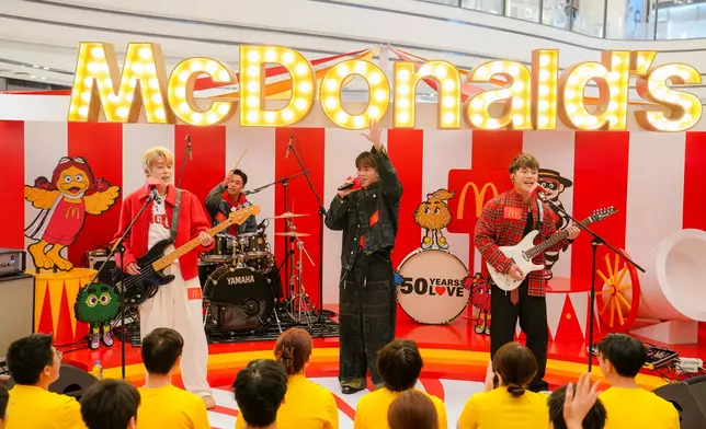 ROVER為麥當勞DSE員工、應屆DSE考生即場獻唱最新歌曲。