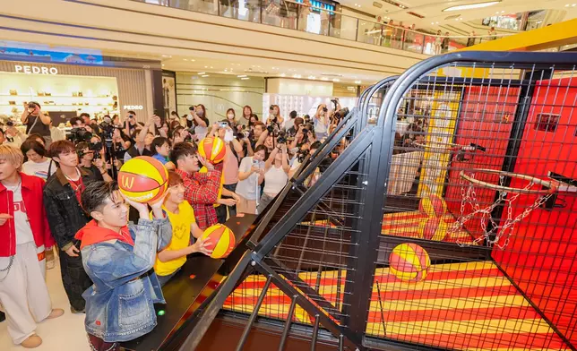 一起組隊挑戰籃球機。