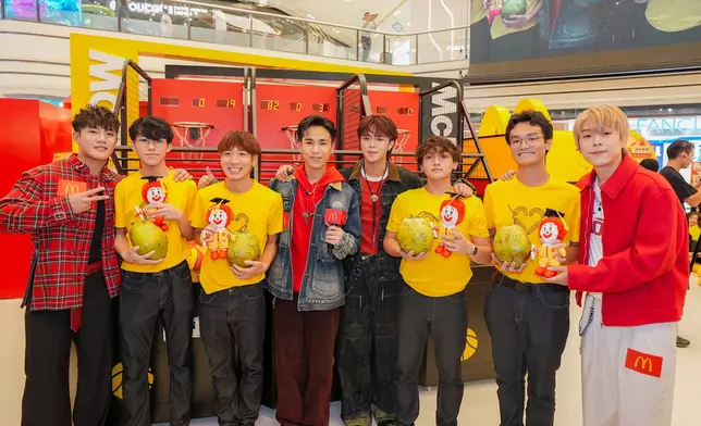 於籃球機挑戰中獲勝的兩位麥當勞DSE員工獲ROVER送贈他們在拍攝節目時親手在熱帶島嶼採摘的椰子，祝願各位考生放榜順利。