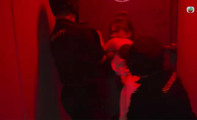 呢場兩男虐殺蔡佩汶嘅場口拍得好緊張好真實，Amber嘅到位反應亦增加咗場口嘅感染力。