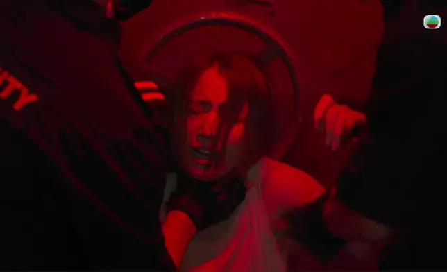 呢場兩男虐殺蔡佩汶嘅場口拍得好緊張好真實，Amber嘅到位反應亦增加咗場口嘅感染力。