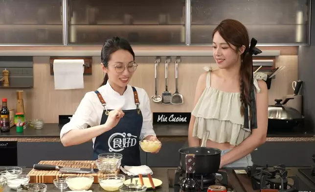 馮盈盈、莊子璇齊齊整豆腐海皇羹。