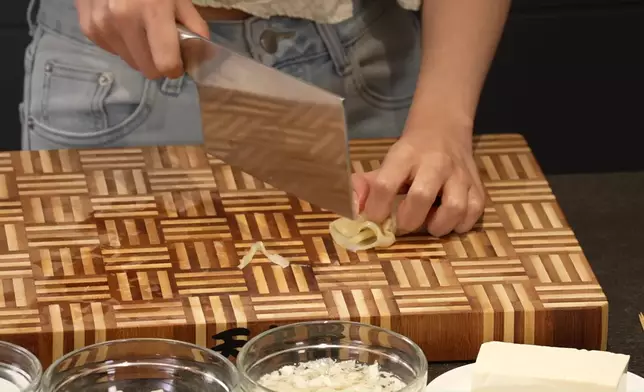 馮盈盈、莊子璇齊齊整豆腐海皇羹。