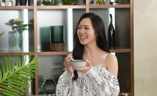 馮盈盈、莊子璇齊齊整豆腐海皇羹。