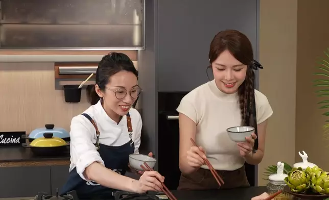 馮盈盈、莊子璇靚住咁試食西芹百合炒豬肚。