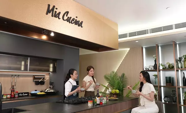 馮盈盈、莊子璇靚住咁試食西芹百合炒豬肚。