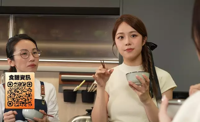 馮盈盈、莊子璇靚住咁試食西芹百合炒豬肚。