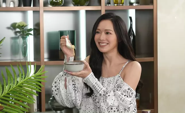 馮盈盈、莊子璇靚住咁試食西芹百合炒豬肚。