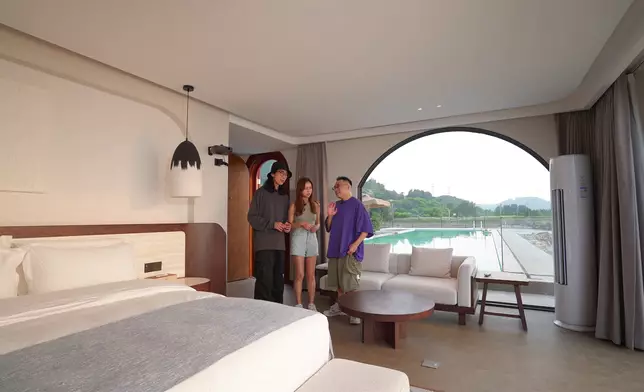 今晚農夫跟Karen參觀海景渡假Resort，每間房具備不同特色。