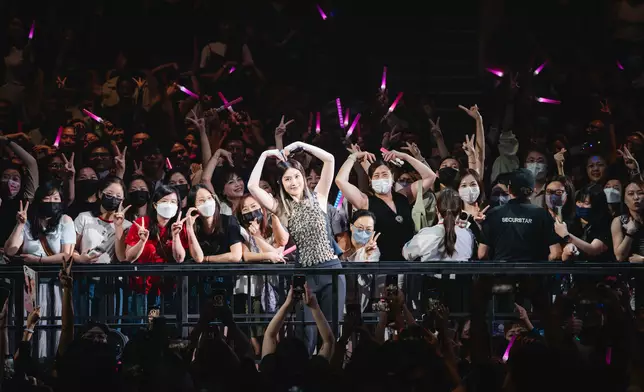 其中一大亮點是兩條可升降的延伸天橋。