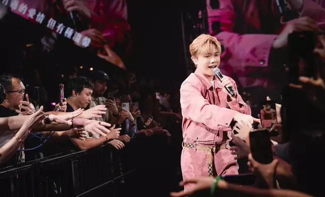 恰逢昨日是DSE放榜日，張敬軒藉此鼓勵在場觀眾。