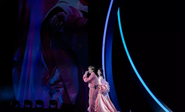 二人心有靈犀，同時穿上粉色服裝。