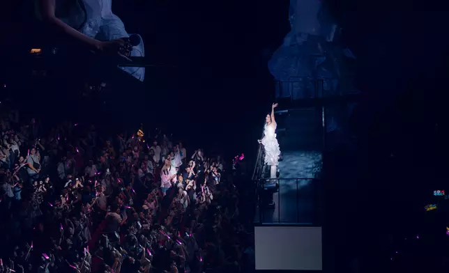 Kelly在唱《Shake Shake 》及《花花宇宙》時，全場氣氛高漲！