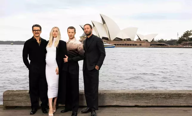 悉尼歌劇院前留影。