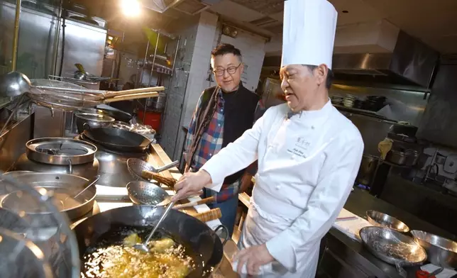 谷德昭走入廚房，欣賞莫明師傅烹調手藝。