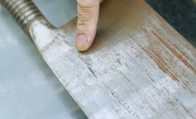 梁洪爺爺年代的刀，每一把也刻有舖頭地址和電話。