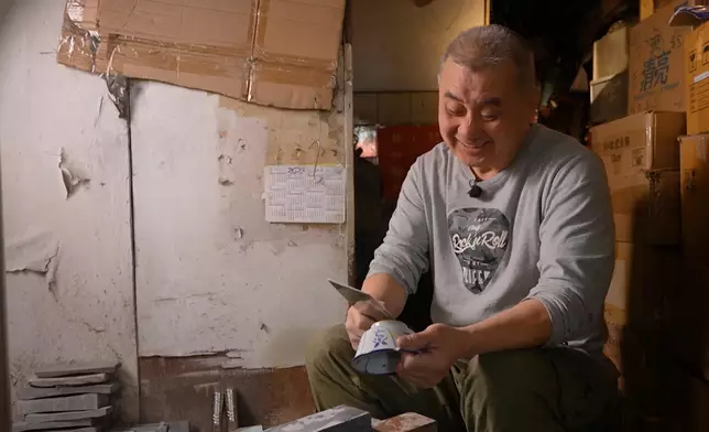 磨刀陳師傅稱以前家庭式會用碗底磨刀。