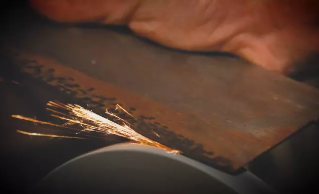 除自家出品的刀外，梁添刀廠還提供磨刀服務。