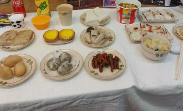 粉絲準備了梅姐生前最愛飲茶的中式點心。