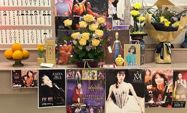 歌迷會送上多個巨型花牌。