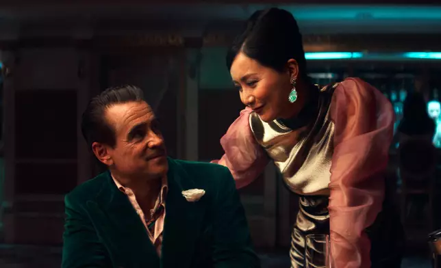 在其中一張劇照中，陳法拉身穿一件帶有中國色彩的戲服，與哥連法奴四目交投互動。