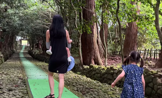 近日陳法拉與家人出外旅遊放暑假。