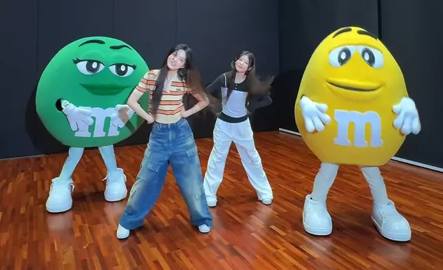 ILLIT與M&amp;M’S驚喜合作。影片截圖