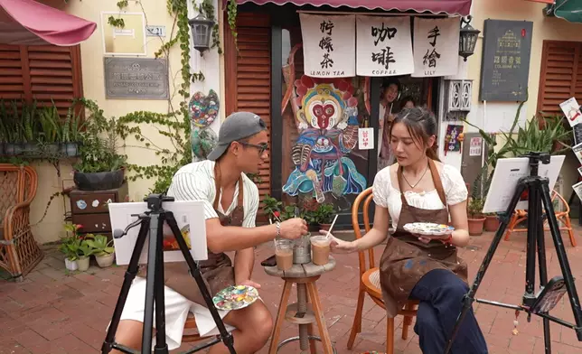 Danny、Joey挑戰畫畫。