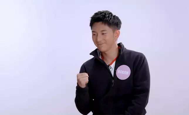 Eddie知道同Sophie同枱後的反應。