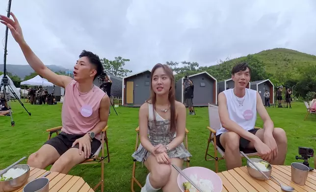 Sophie一句口乾想話斟杯水，Eddie二話不說飛奔去做「送水熙」，正！