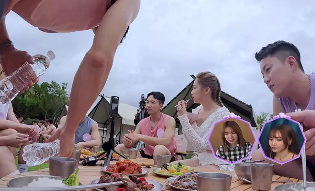 Eddie第一時間斟完水畀Sophie，之後再斟埋水畀其他人，好有風度咯。