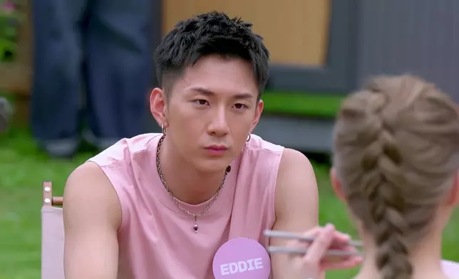 對於Sophie嘅飲食喜好，Eddie用心聆聽、提出問題兼細心思考。