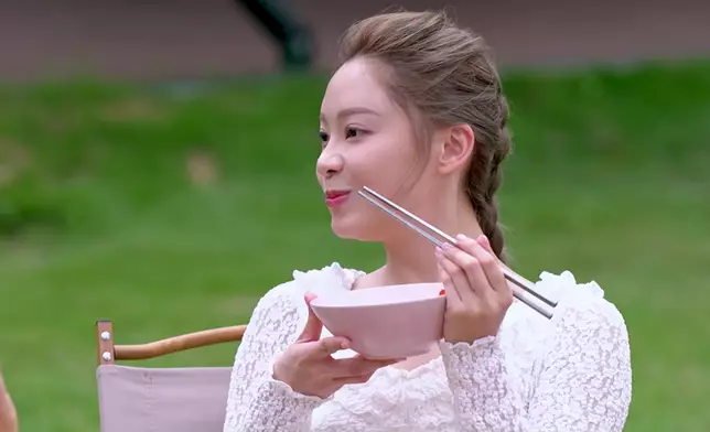 Sophie忍唔住係咁望GM搞乜鬼，望到好似自己身處何方都忘記咗咁喎。