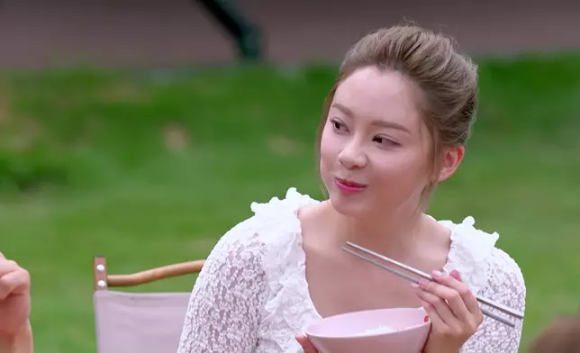 Sophie忍唔住係咁望GM搞乜鬼，望到好似自己身處何方都忘記咗咁喎。