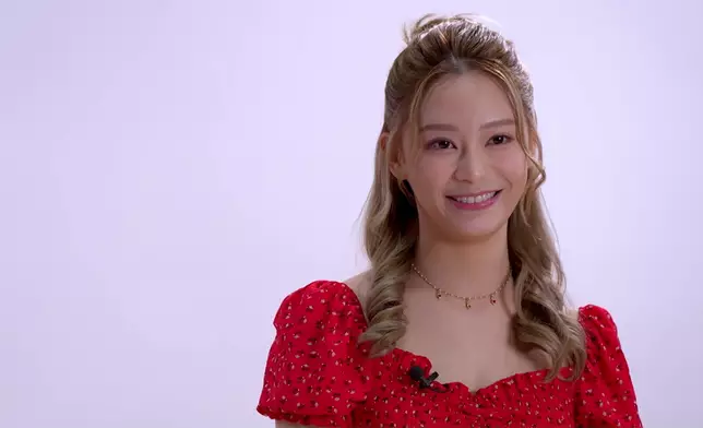 Sophie忍唔住係咁望GM搞乜鬼，望到好似自己身處何方都忘記咗咁喎。