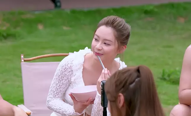 Sophie忍唔住係咁望GM搞乜鬼，望到好似自己身處何方都忘記咗咁喎。